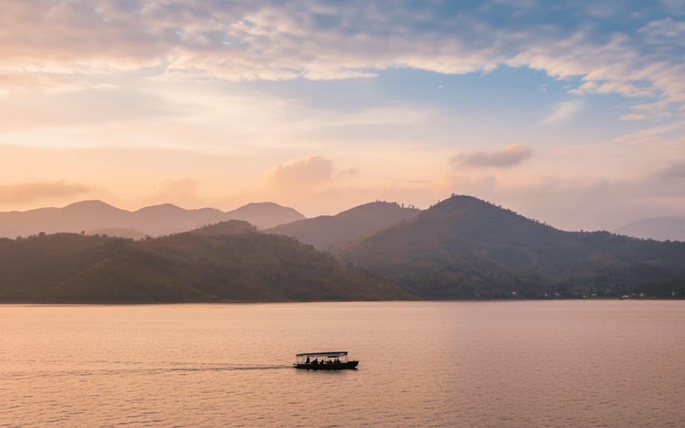 Đi thuyền tr&ecirc;n hồ N&uacute;i Cốc